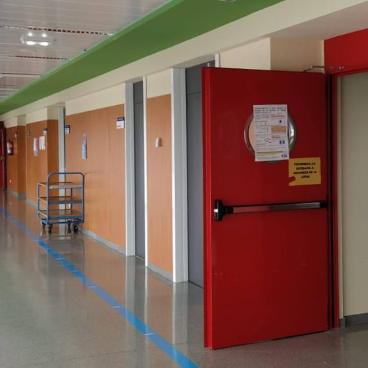 La emoción del equipo UCI del Hospital del Bierzo al despedir al primer paciente
