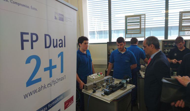 El consejero de Educación durante su visita a la empresa Siemens en Getafe, sede de FP Dual Supra- empresarial