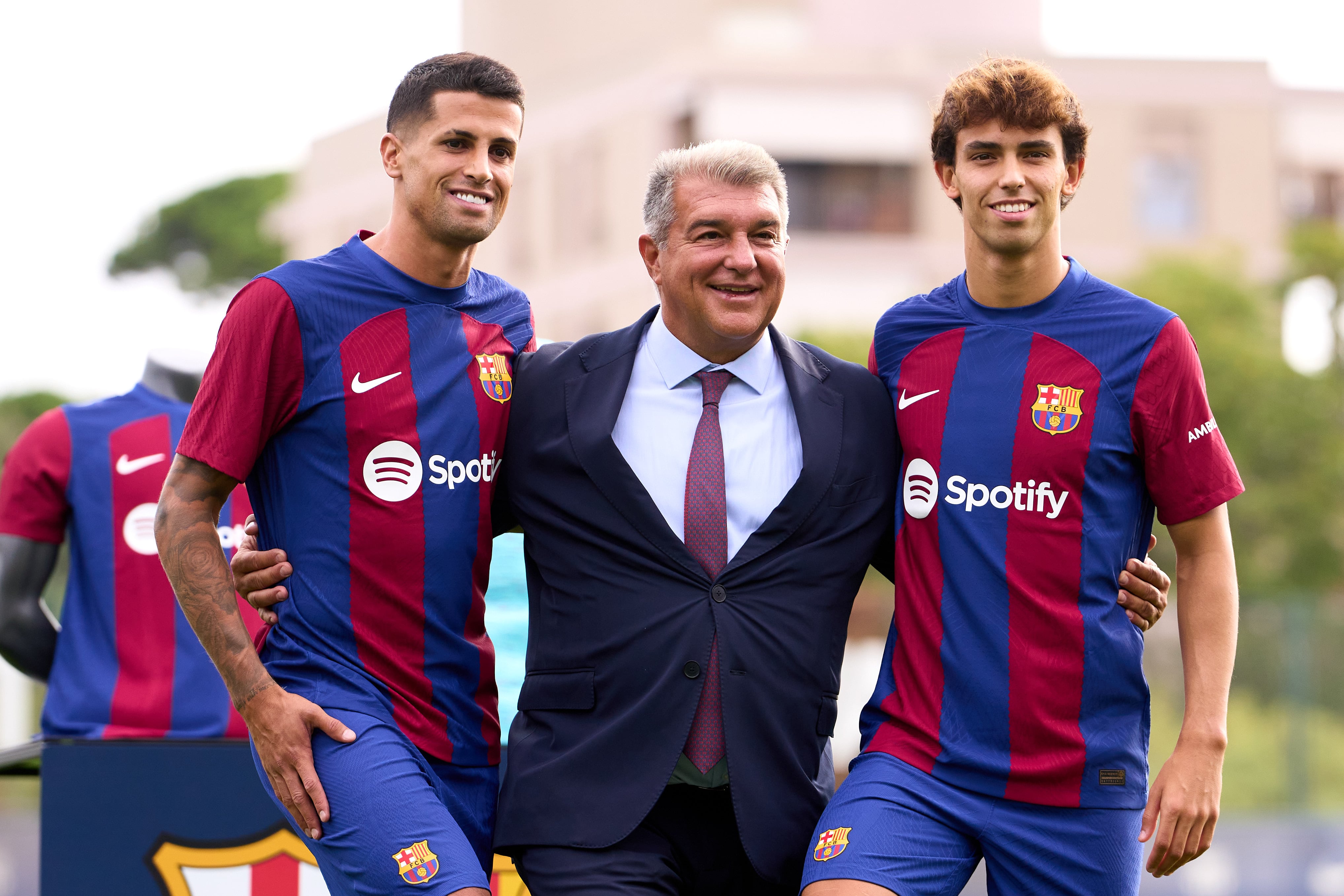 Joan Laporta amb Joao Cancelo i Joao Félix, nous jugadors del FC Barcelona