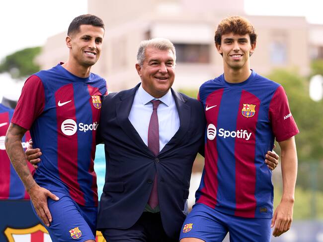Joan Laporta amb Joao Cancelo i Joao Félix, nous jugadors del FC Barcelona