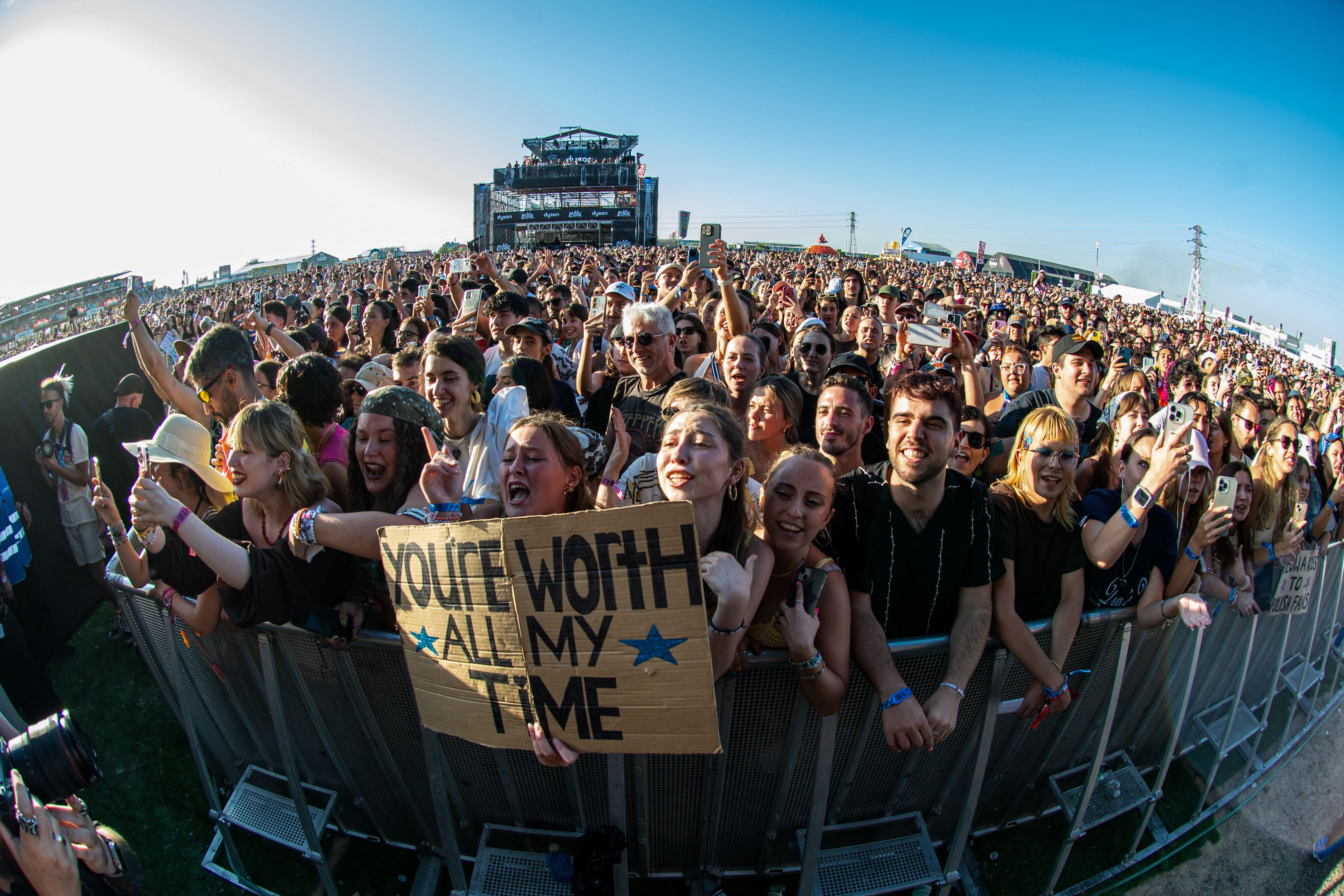 Asistentes al concierto de la cantante y compositora estadounidense Gracie Abrams durante la primera jornada del festival MAD COOL este jueves, en Madrid