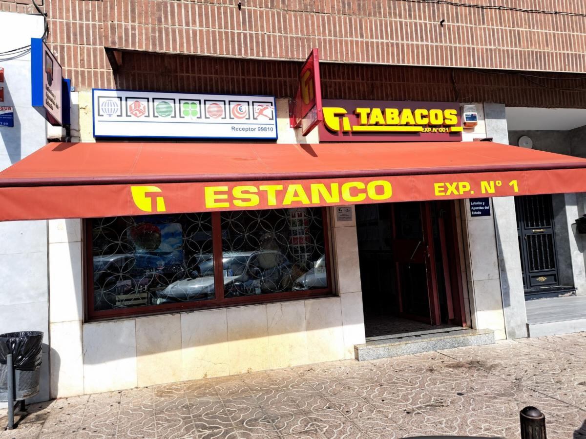 Estanco de la calle Real de Torrejón de la Calzada, despacho también de loterías