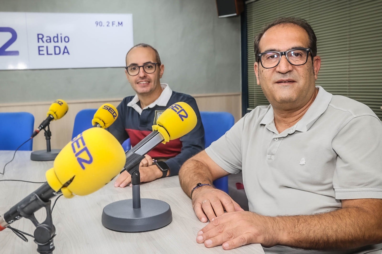 David Guardiola y Germán Pedrero explican en Radio Elda los detalles del proyecto de recuperación y digitalización de los carteles festeros.