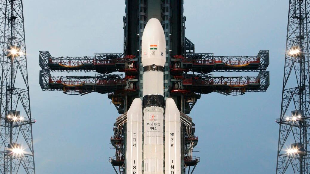 GRAF3787. NUEVA DELHI, 14/07/2023.- La Organización de Investigación Espacial de la India (ISRO) lanzó este viernes su ambiciosa misión para explorar el polo sur de la Luna, Chandrayaan-3, una sonda que se espera que aterrice en el satélite entre el 23 y el 24 de agosto, tras el fallido alunizaje de hace cuatro años. EFE/Organización de Investigación Espacial de la India (ISRO/SOLO USO EDITORIAL/SOLO DISPONIBLE PARA ILUSTRAR LA NOTICIA QUE ACOMPAÑA (CRÉDITO OBLIGATORIO)
