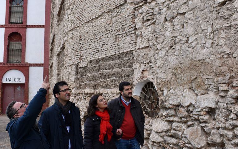 Visita a las obras de mejora y del entorno de la plaza de toros, de la alcaldesa Pilar Zamora y el presidente de la Diputación, Jose Manuel Caballero, institución que financiará esta remodelación.