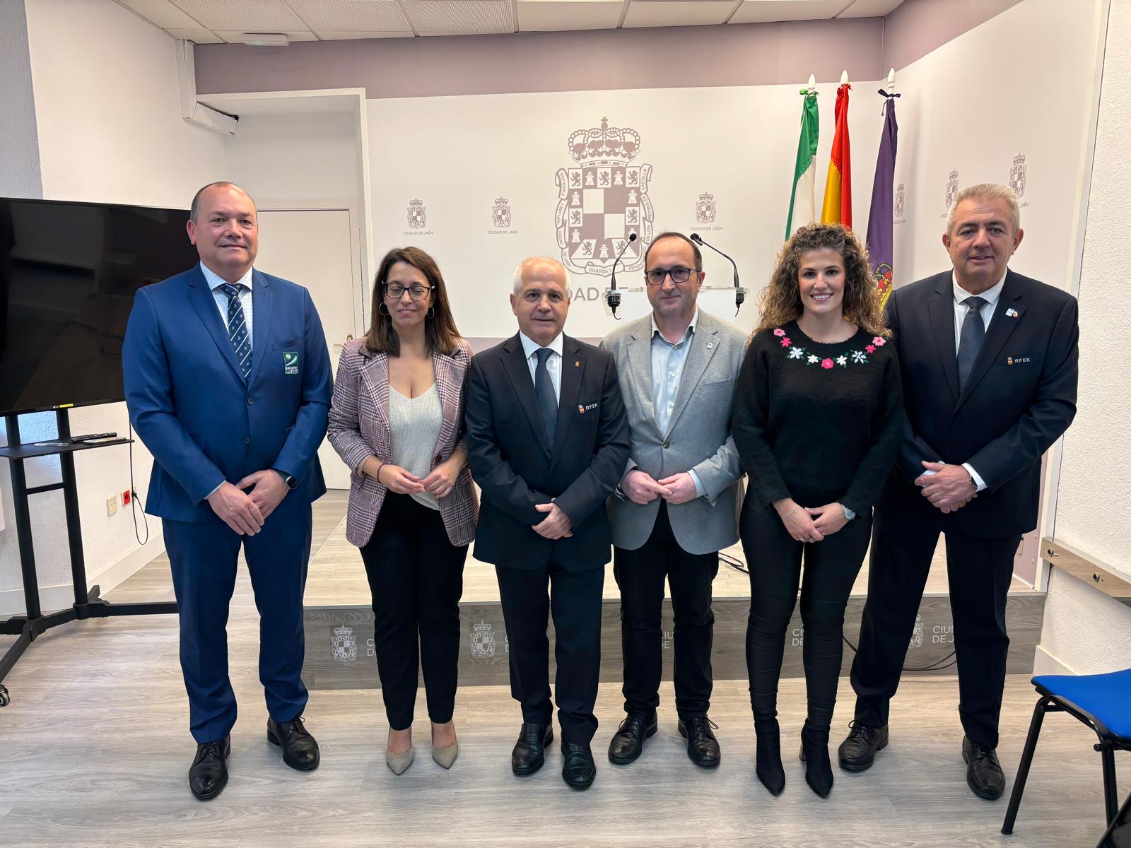Representantes de las administraciones y federaciones de España y Andalucía de Karate en la presentación del Campeonato de España que se celebrará en Jaén.