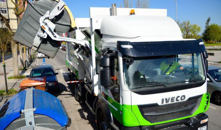 Un camión de la contrata de limpieza en las calles de Vitoria