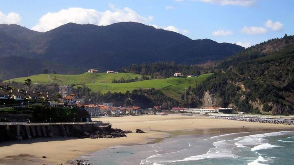 ¿Una temporada de playas sin socorristas en Deba y Mutriku?