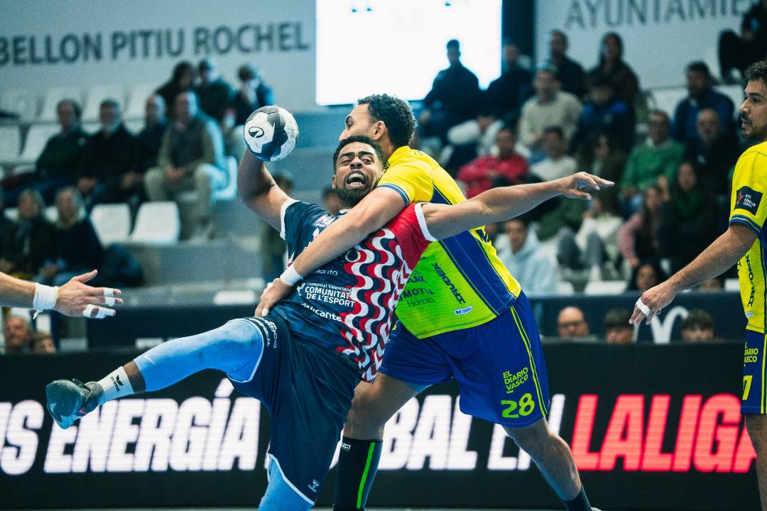 James Parker, agarrado, intenta el lanzamiento a la portería del Bidasoa