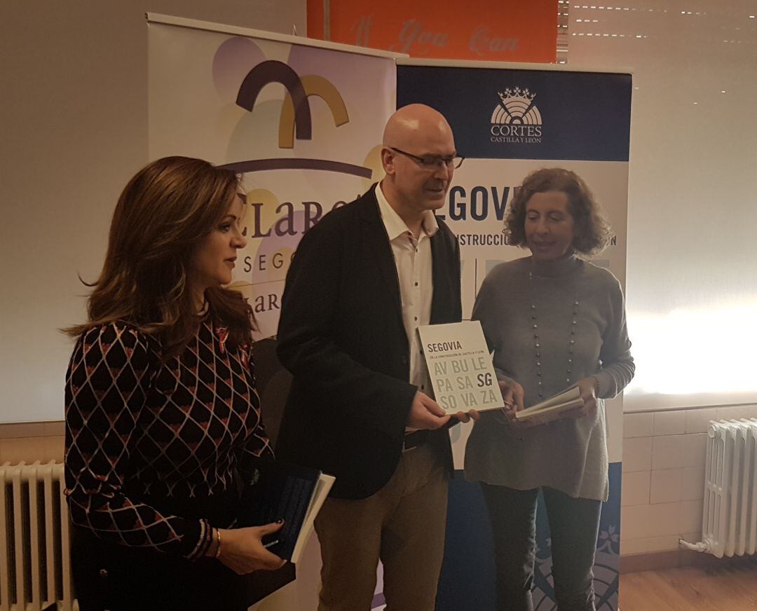 La presidenta de las Cortes, con el director del Colegio Claret y la escritora Teresa Sanz, autora del libro &#039;Segovia en la Construcción de Castilla y León&#039;