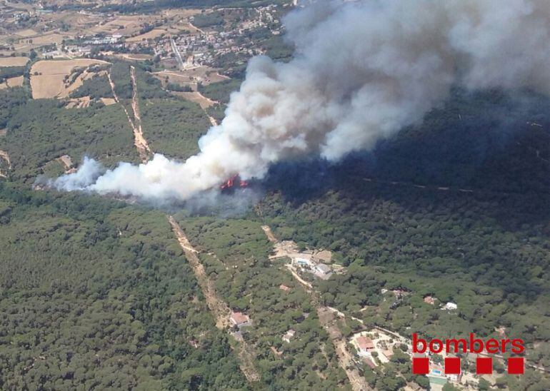 Según ha informado la consellería de Interior en un comunicado, los bomberos de la Generalitat han desplazado a la zona a trece medios aéreos