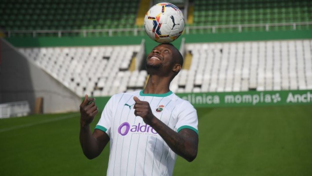 Cedric Omoigui, haciendo malabarismos en El Sardinero durante su presentación oficial como racinguista.