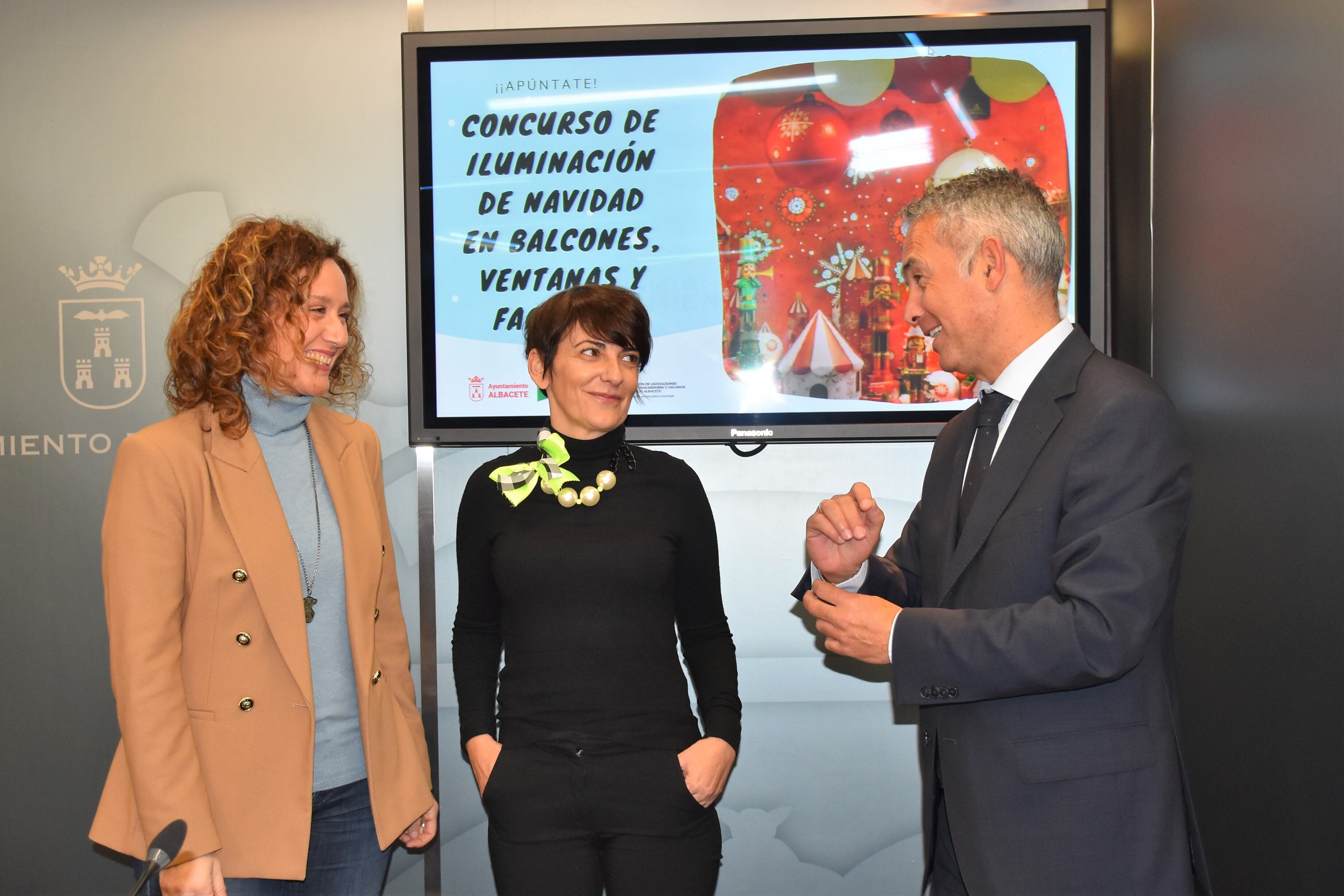 Ana Sevilla, de la junta directiva de la FAVA, Víctor Hernández, director de Comunicación Sostenibilidad y Relaciones Institucionales de El Corte Inglés en Castilla-La Mancha, y Ana Albaladejo, concejala de Barrios y Pedanías en la presentación del III Concurso de iluminación navideña