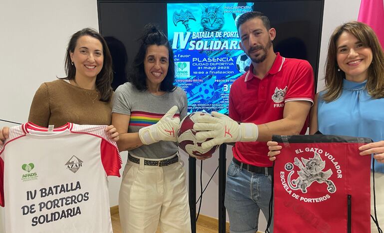 Fotografía de presentación del evento. Fran García en el centro de rojo y con guantes.