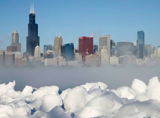 El horizonte de Chicago se ve más allá del humo creciente del lago Michigan