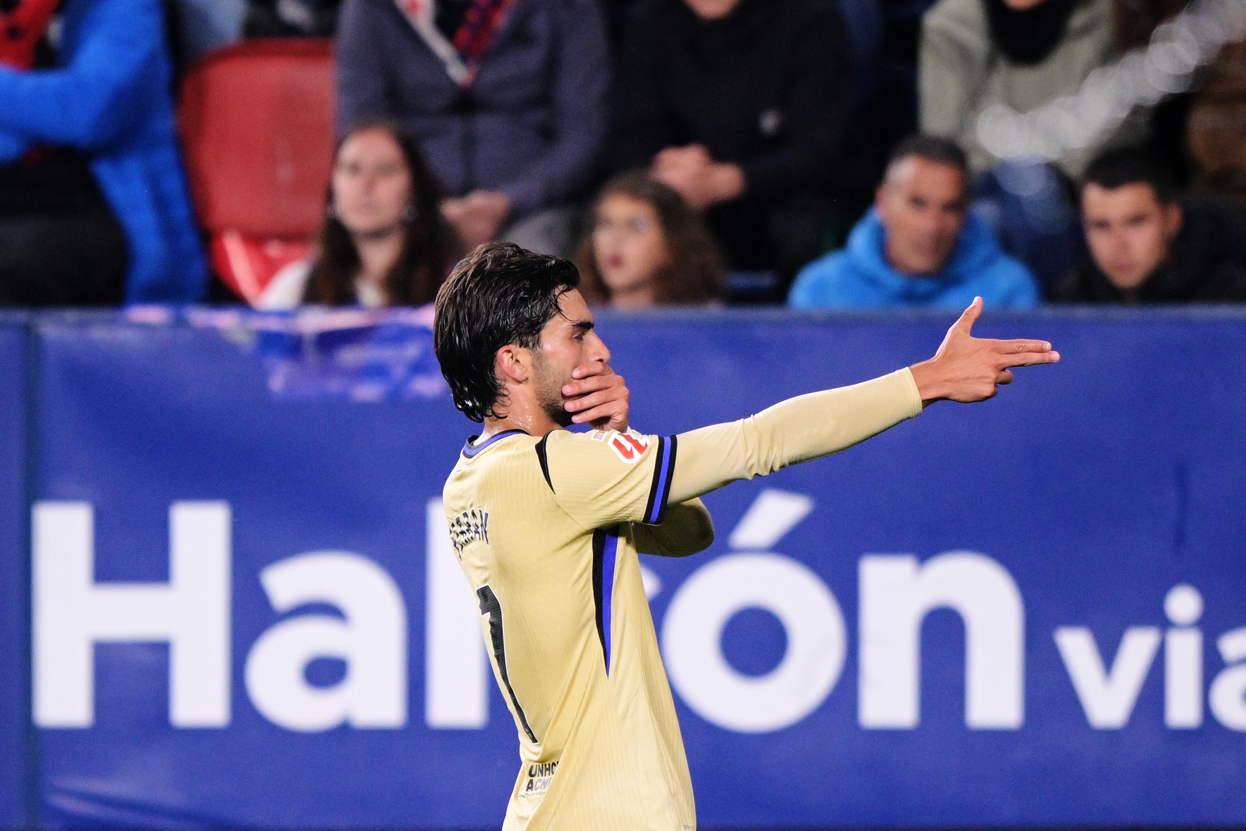 Ferran Torres celebra el 0-2 en El Sadar