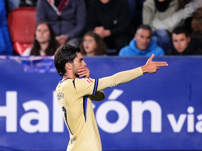 Ferran Torres celebra el 0-2 en El Sadar