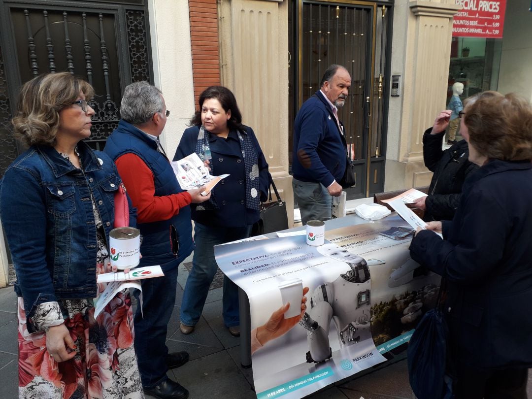 Mesa informativa de la Asociación de Parkinsos en el Pasaje del Comercio.