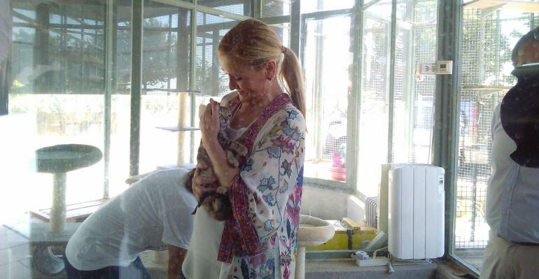 Cristina Cifuentes en el Centro de Acogida de Animales de la Comunidad de Madrid