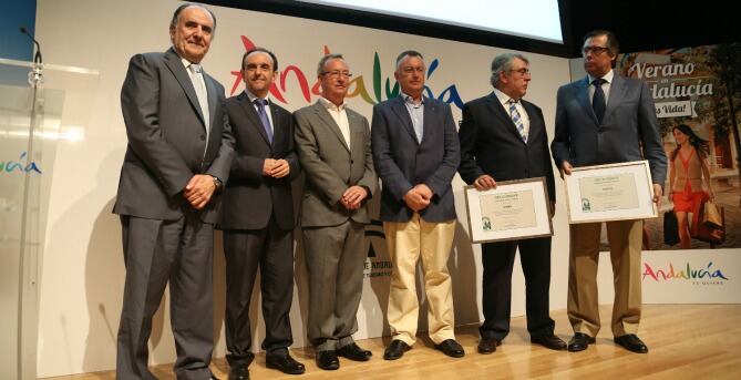 Los representantes del sector turístico durante la presentación de la nueva campaña de promoción
