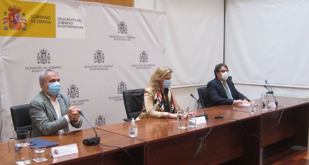 El consejero de Sanidad, la delegada del Gobierno y el alcalde en rueda de prensa en Badajoz