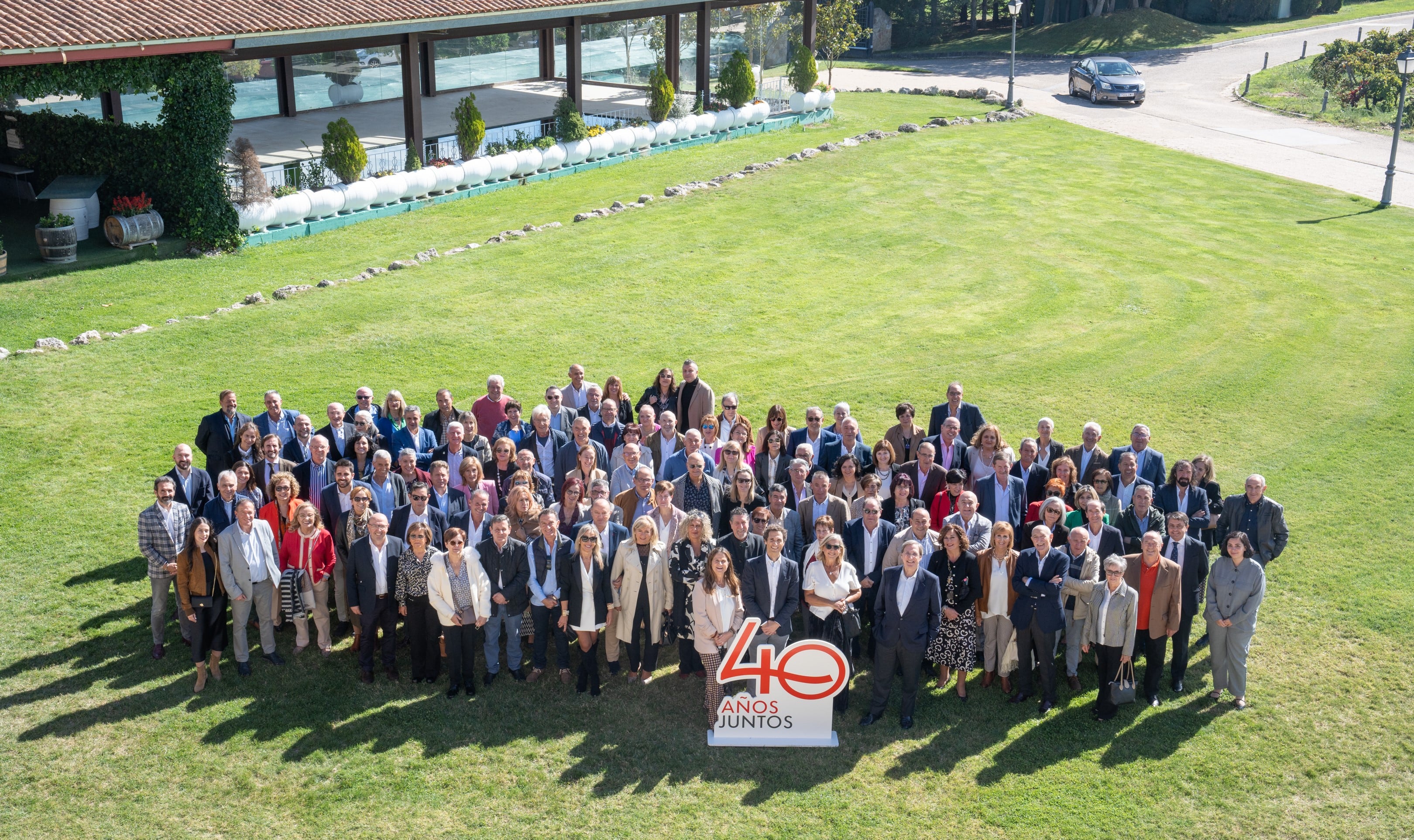 Foto de familia de los empleados homenajeados