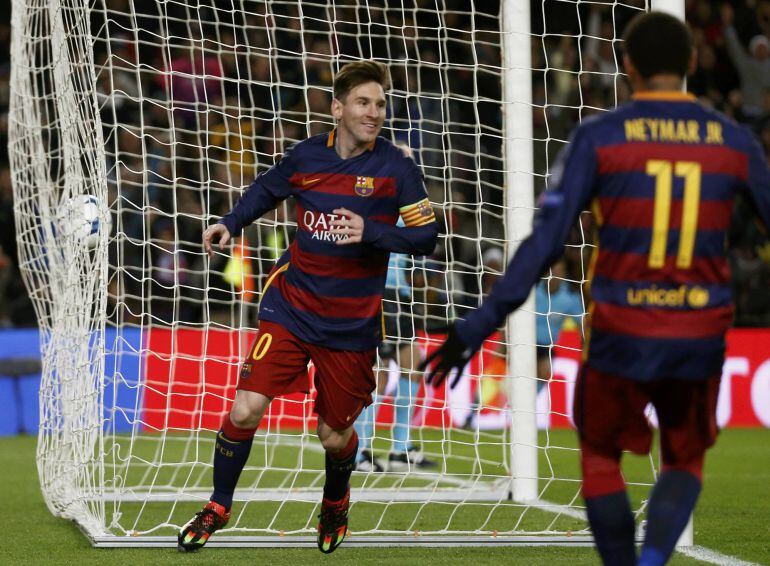 Messi celebra con Neymar el quinto gol del Barça