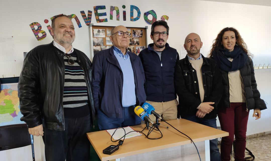 Miembros de Cáritas y el Colegio de Maristas de Jaén durante el balance del dispositivo de acogida en la campaña de la aceituna