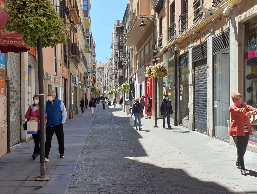 Se nota una mayor animación en las zonas de compras, como en la calle Mesones, en pleno centro de Granada