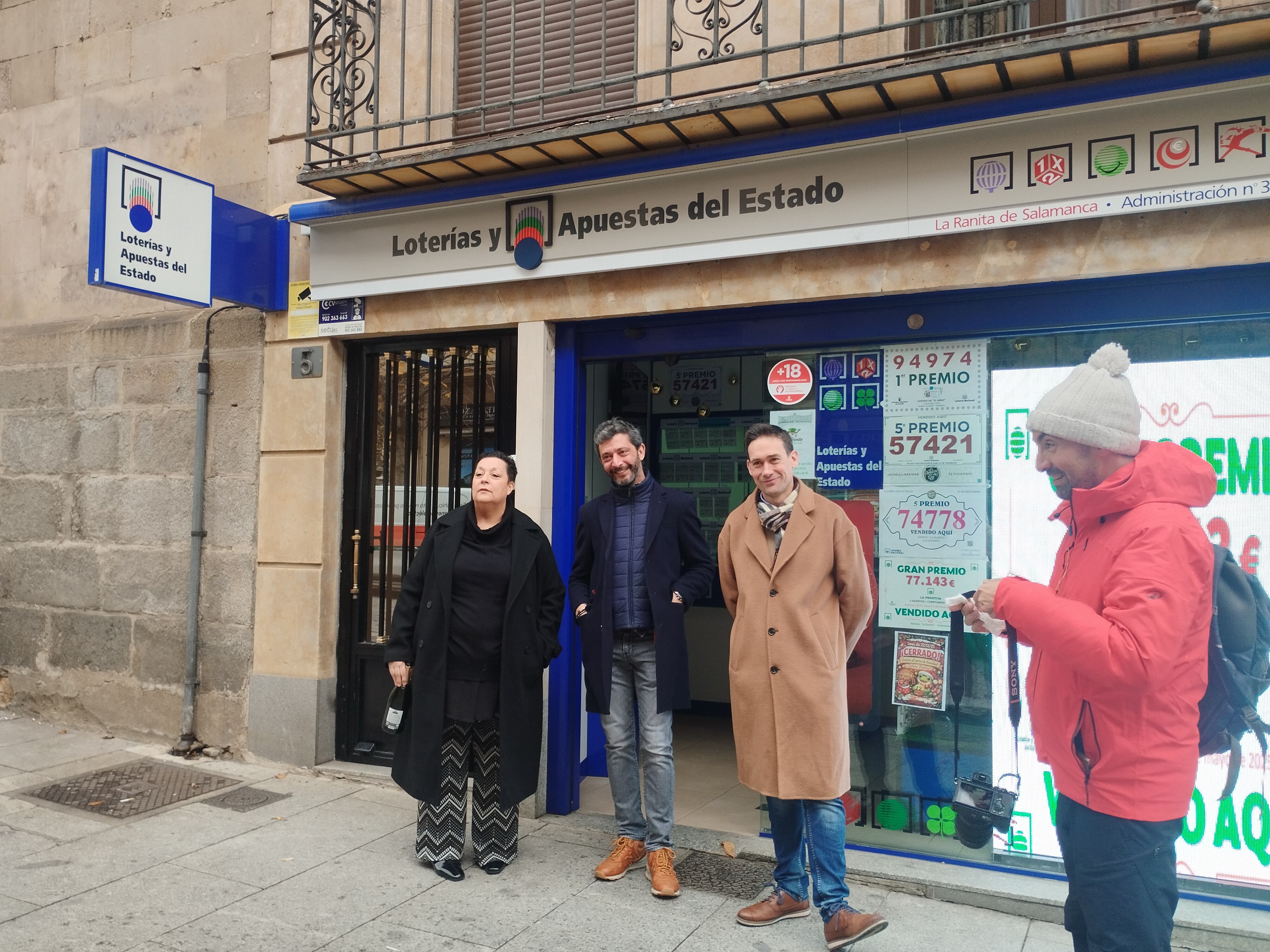 La administración de la calle Quintana de Salamanca celebra los 20 décimos que ha repartido 120.000 euros con un quinto premio/Cadena SER