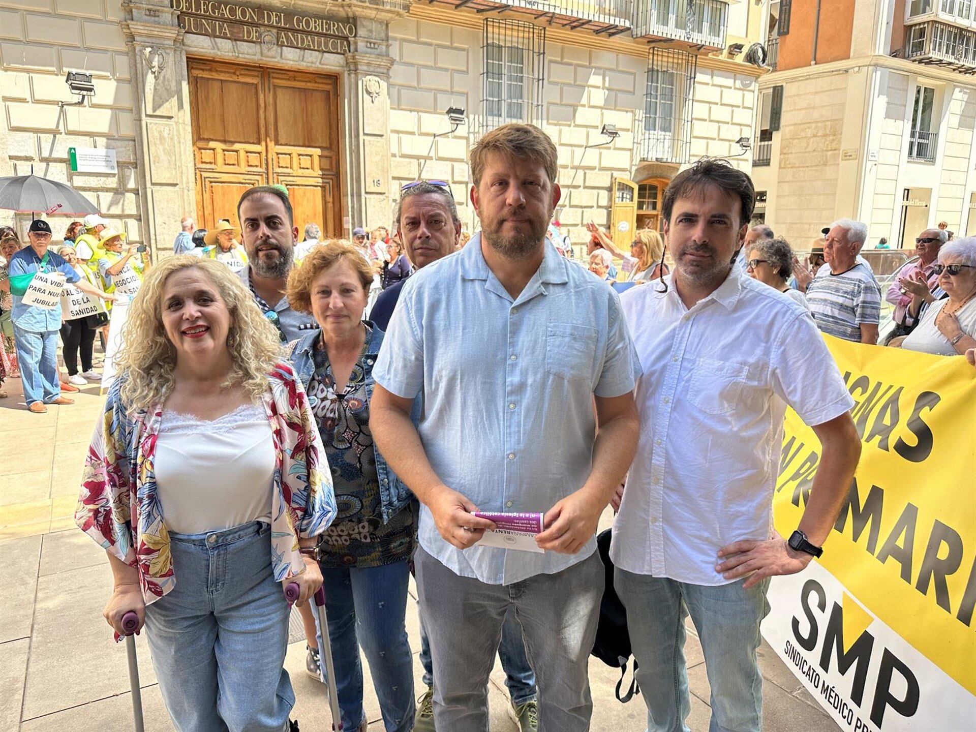 Candidatos de Con Málaga en la manifestación en defensa de la sanidad pública