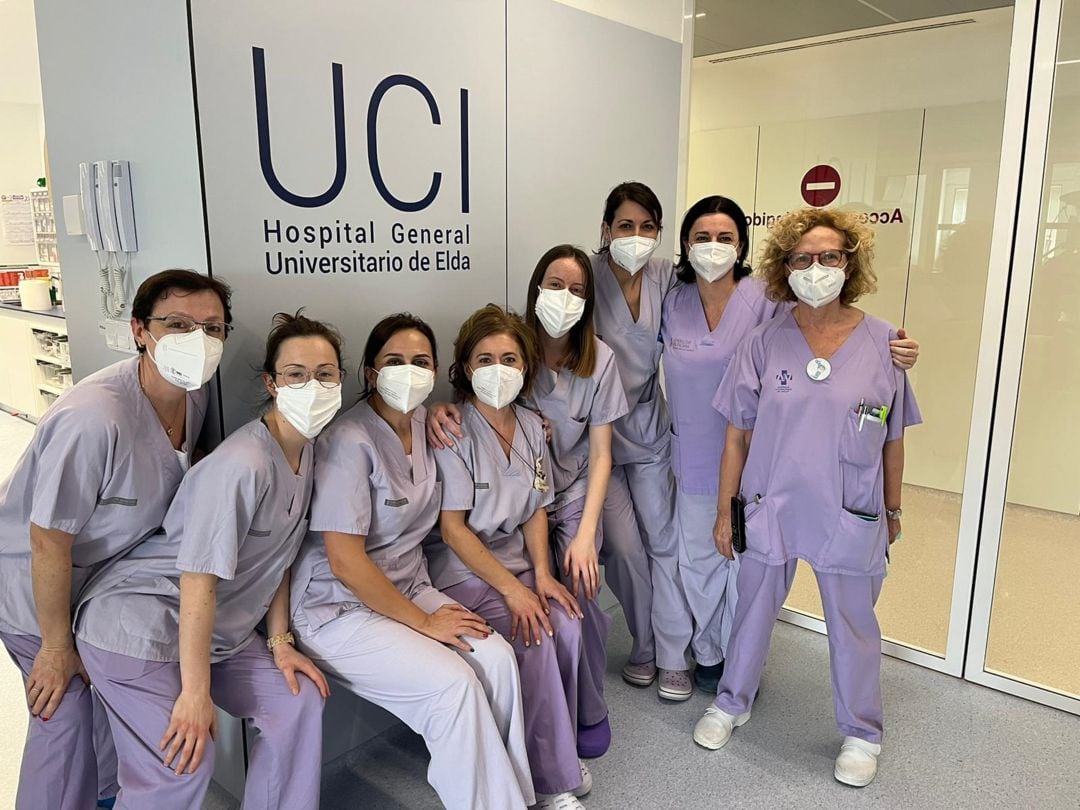 Parte del equipo de UCI del Hospital Elda