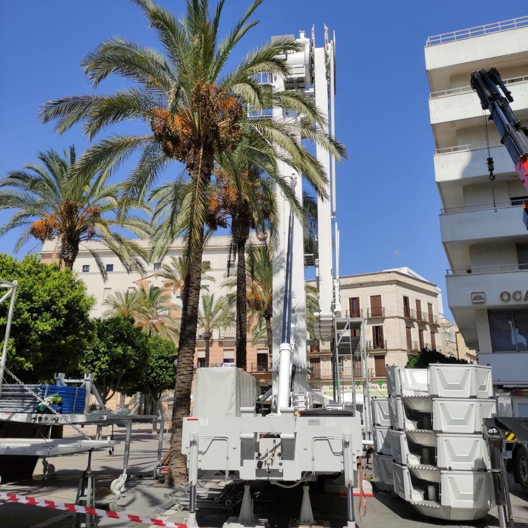 Montaje de la noria en la plaza de Arenal