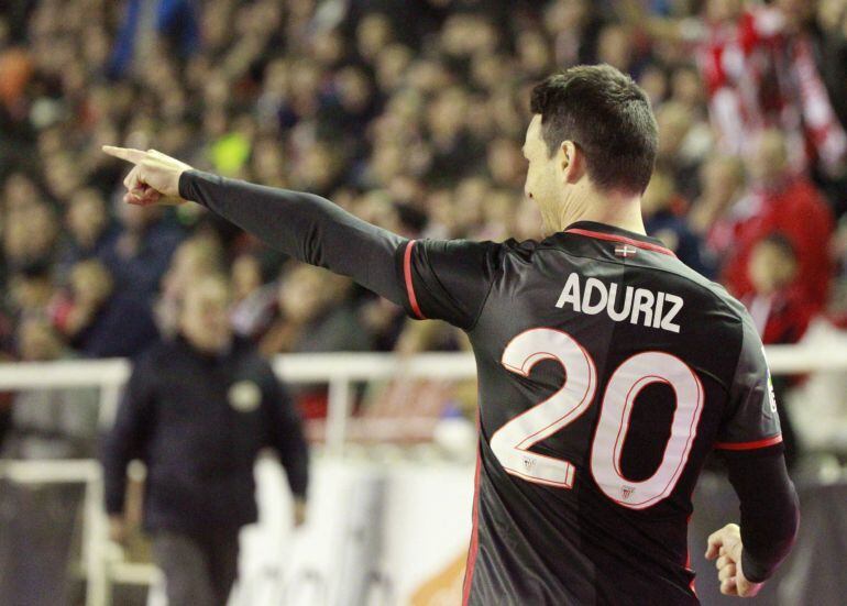  El delantero del Athletic Aritz Aduriz, celebra uno de los goles marcados ante el Rayo Vallecano