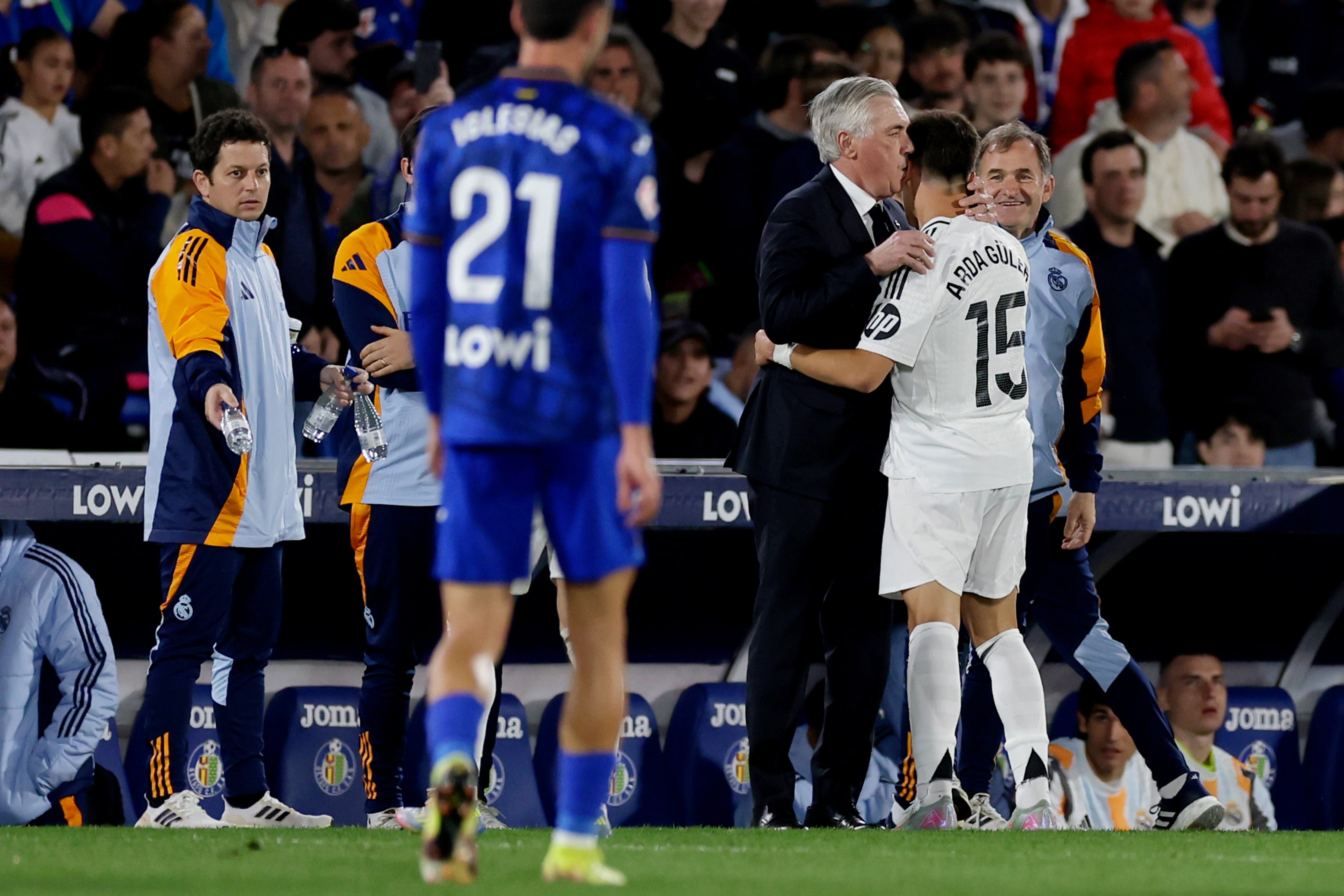 Arda Guler celebra junto a Ancelotti tras anotar ante el Getafe
