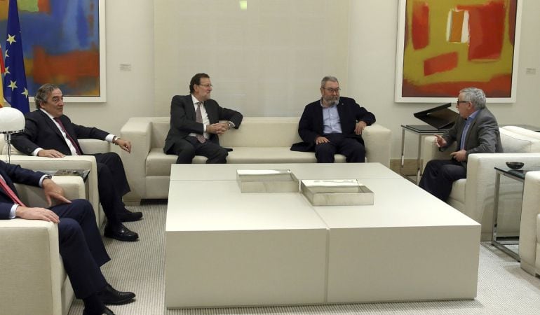 Rajoy, durante su reunión con empresarios y sindicatos.