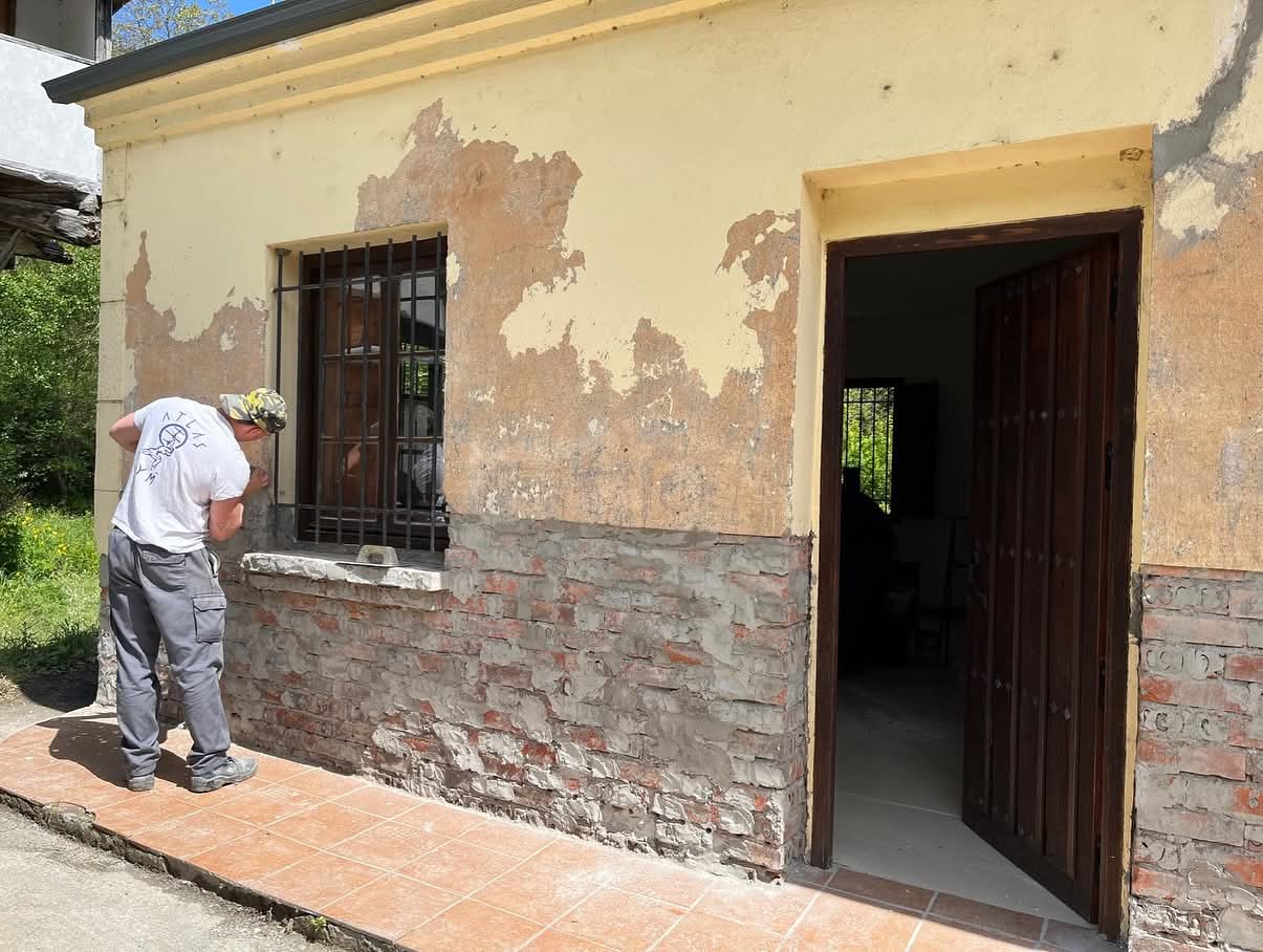 Un momento de las obras en las antiguas escuelas de Valdefrancos