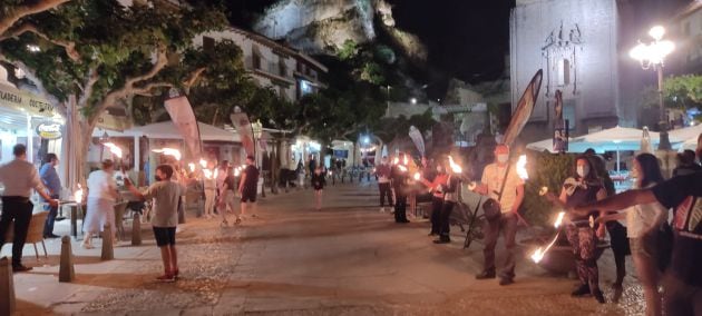 Las antorchas iluminaban la noche para la partida de los corredores en la plaza de Santa María