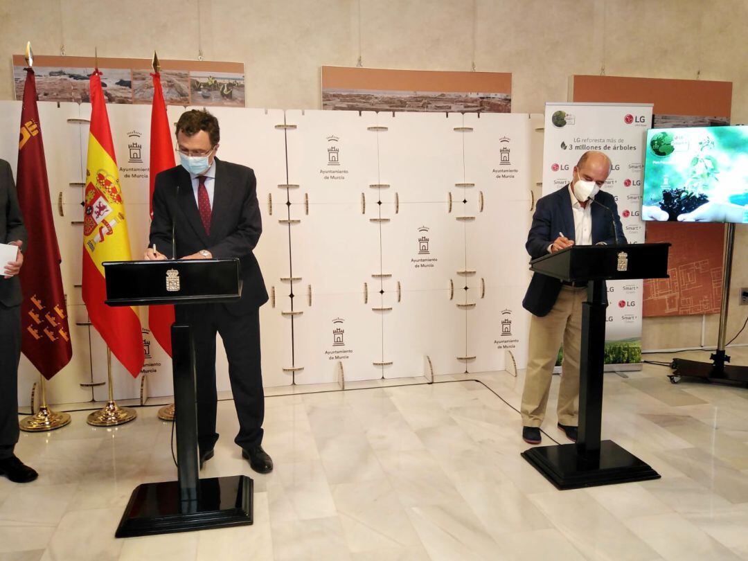 El alcalde Ballesta firma el protocolo junto a Jaime de Jaraíz, presidente de LG Electronics Iberia en España