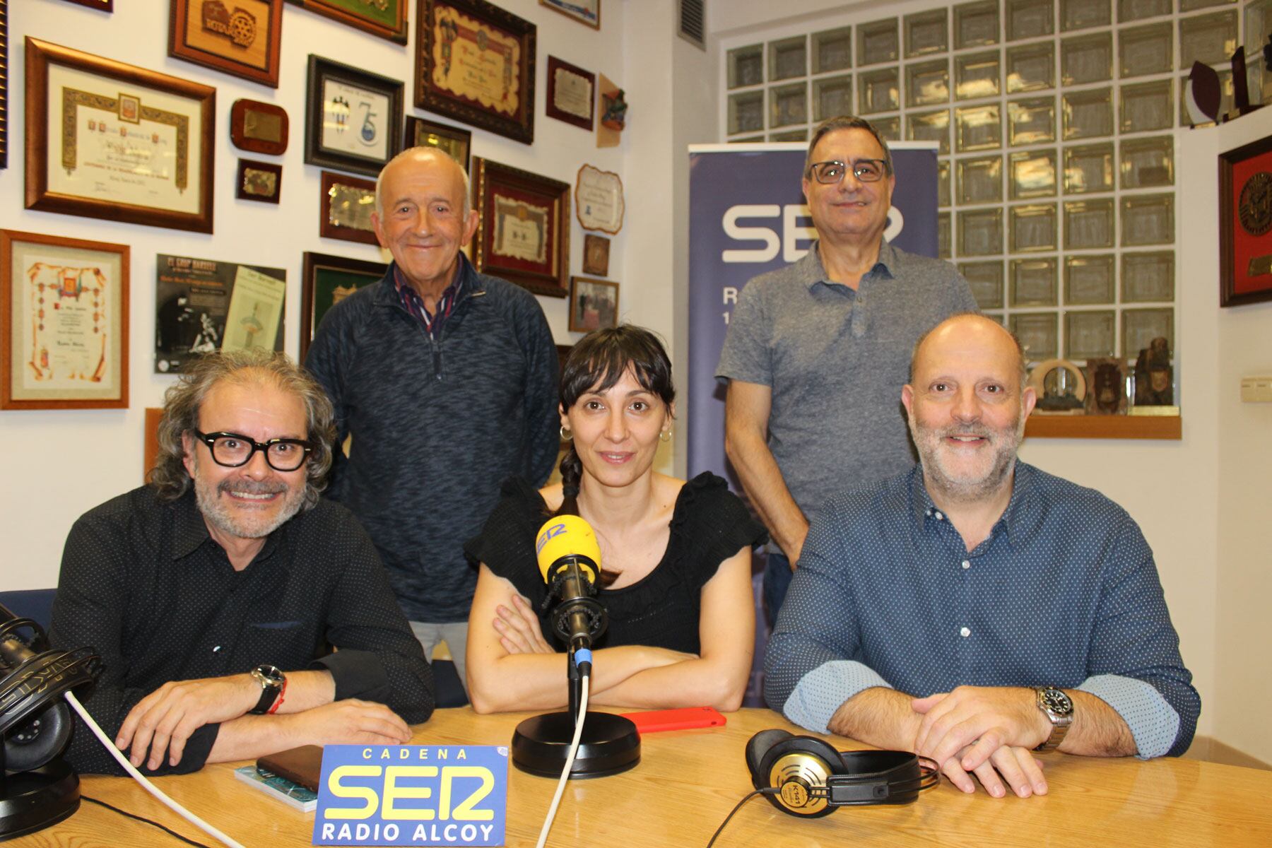 Sentados Marc Vicens, María Cascant y Pedro Ruiz de la Rosa, y de pie Juan Carlos Ripoll y Luis Gigante, en el estudio central de Radio Alcoy