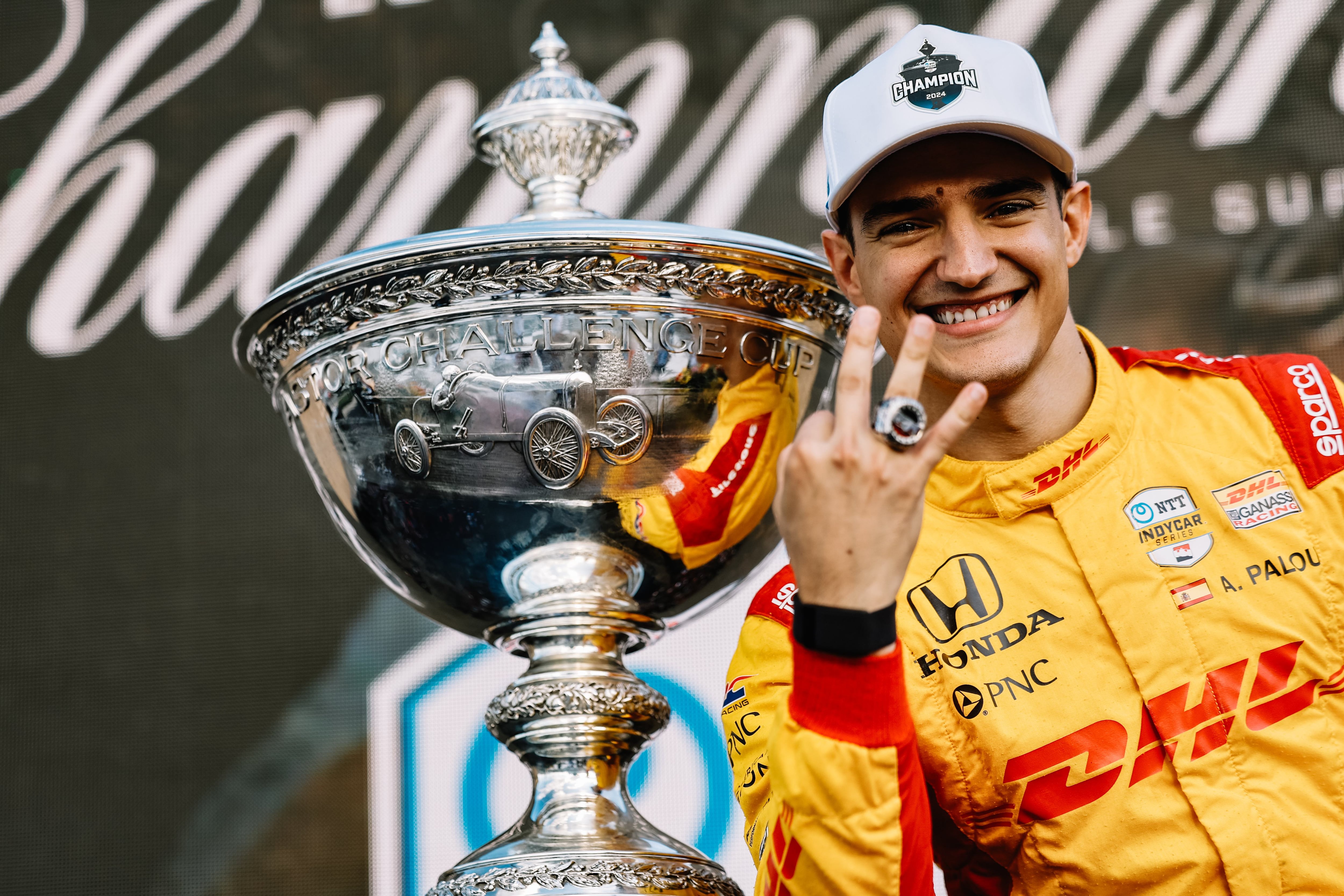 El piloto español Álex Palou, de la escuadra Chip Ganassi, celebrando el triunfo del Gran Prix de Big Machine Music City en el autódromo de Nashville. Palou se ha proclamado este domingo campeón, por tercera ocasión, de la IndyCar, reeditando título en esta edición de 2024.