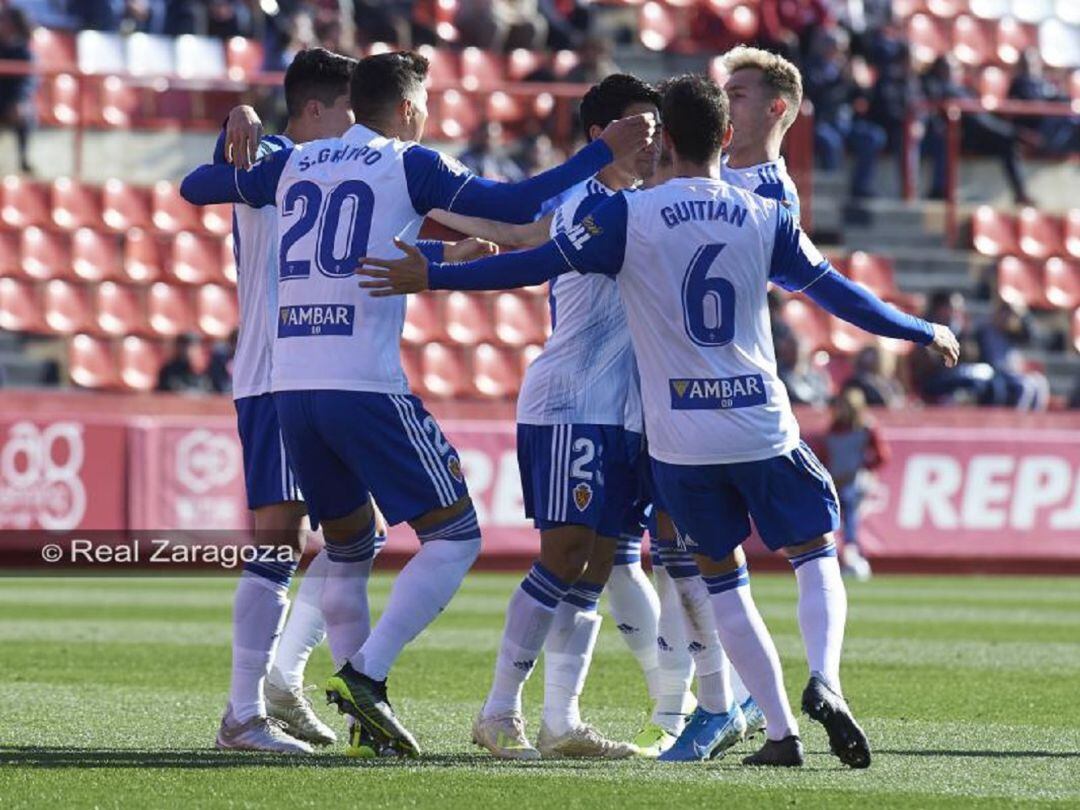 Los jugadores del Real Zaragoza celebran la clasificación para la siguiente ronda