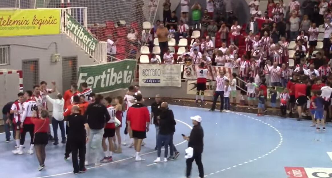 Los jugadores de Puerto Sagunto celebraron el ascenso junto a su afición