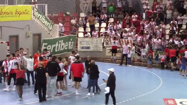 Los jugadores de Puerto Sagunto celebraron el ascenso junto a su afición