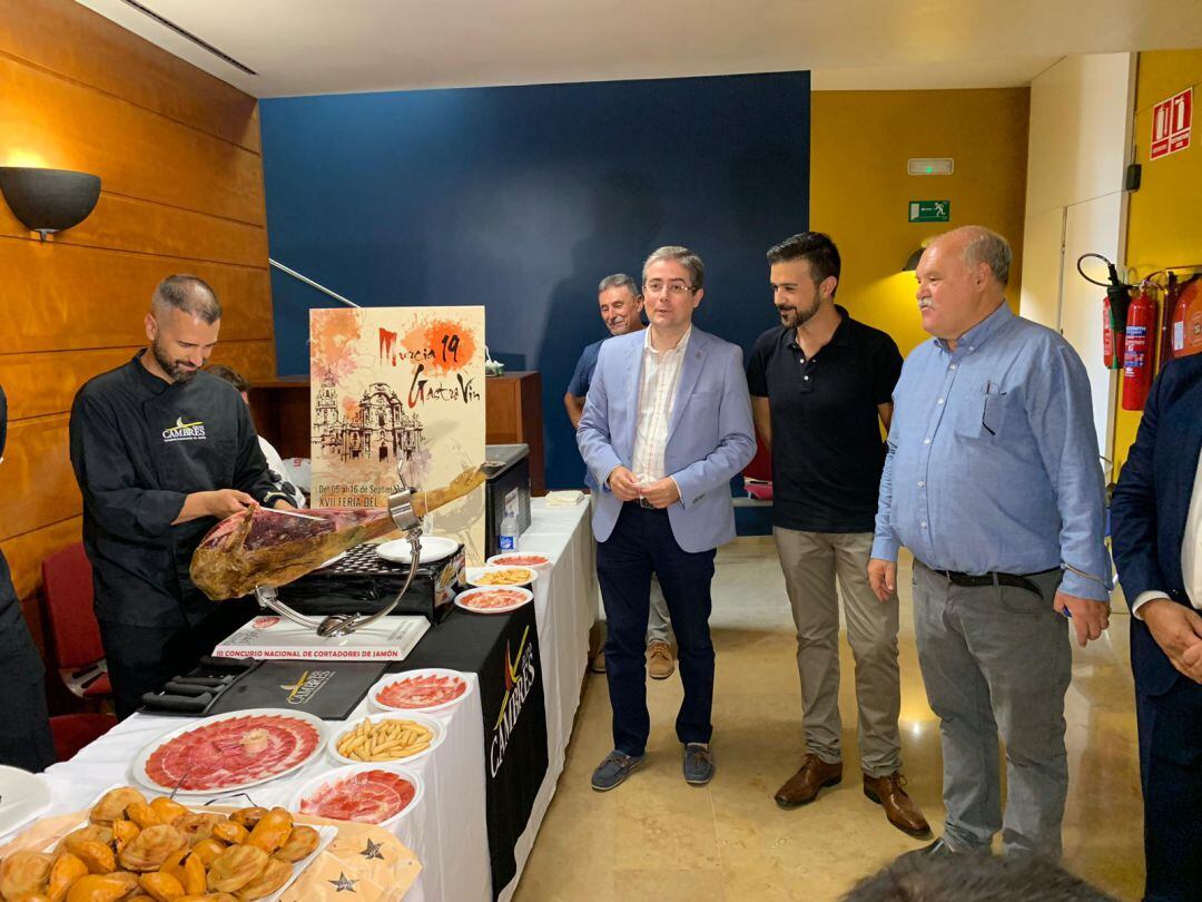 El concejal de Cultura, Jesús Pacheco, durante una cata de productos gastronómicos tras la presentación de Gastrovin, la Feria del Vino y la Gastronomía de Murcia