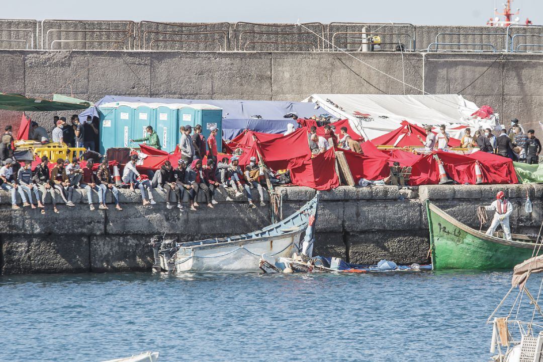 Varios inmigrantes en el muelle de Arguineguín, en Gran Canaria, Canarias 