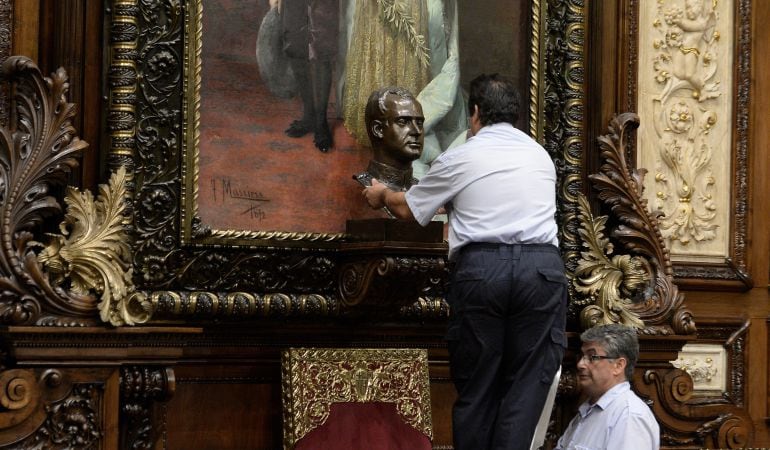 Momento en el que retiran el busto de Juan Carlos I en el Ayuntamiento de Barcelona.