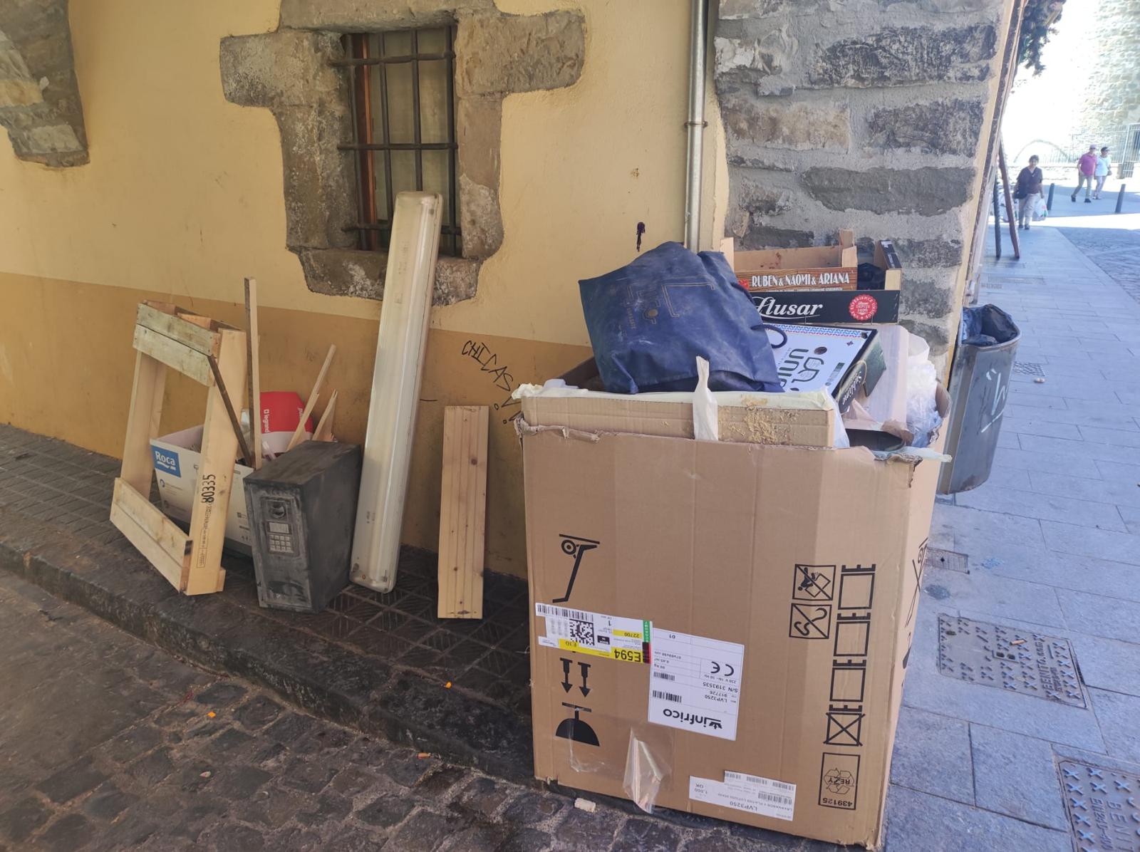 Imagen facilitada por el PSOE de Jaca sobre el estado de las basuras durante el verano