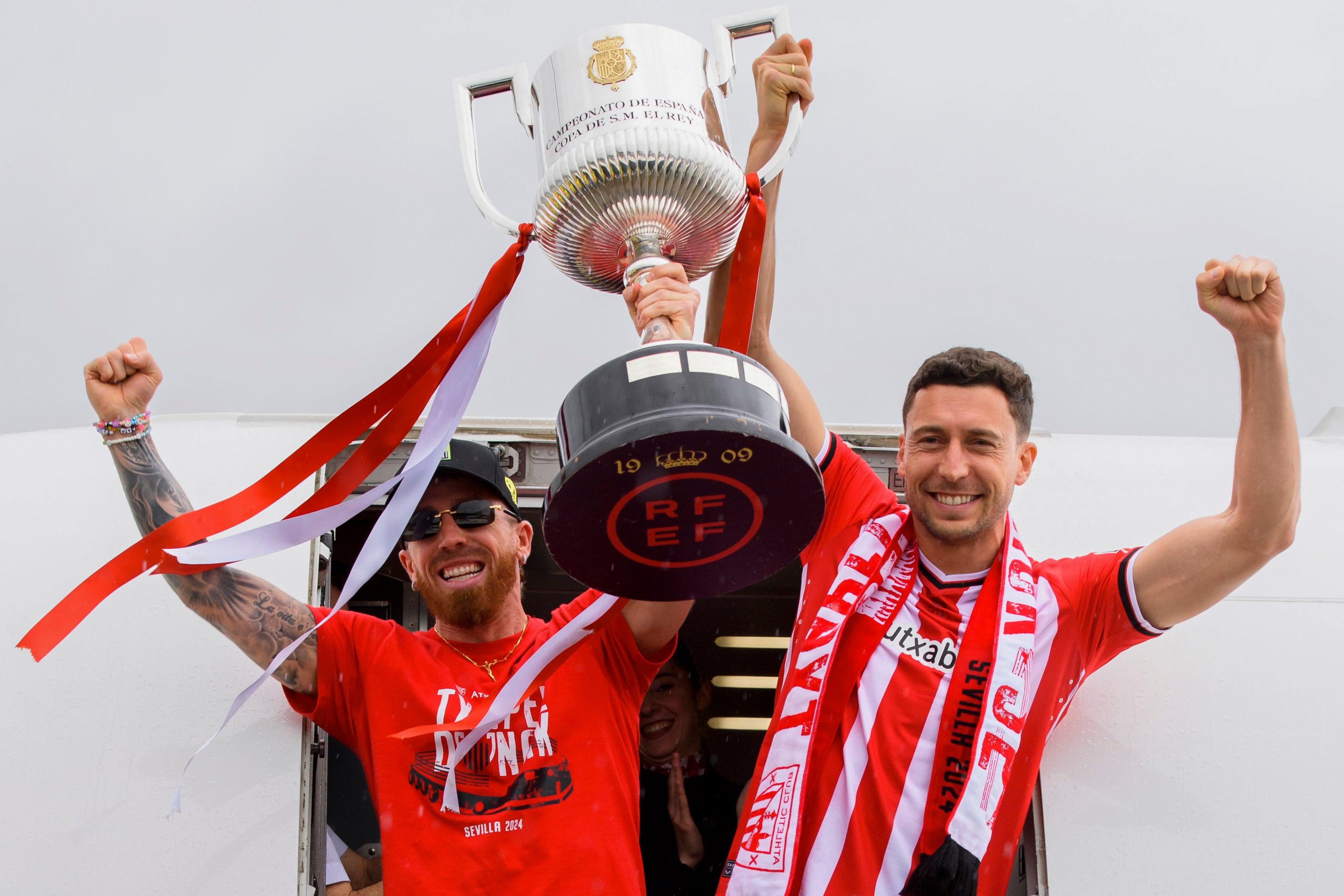 Los jugadores del Athletic Club de Bilbao llegan al aeropuerto después de ganar la final de la Copa del Rey de fútbol.