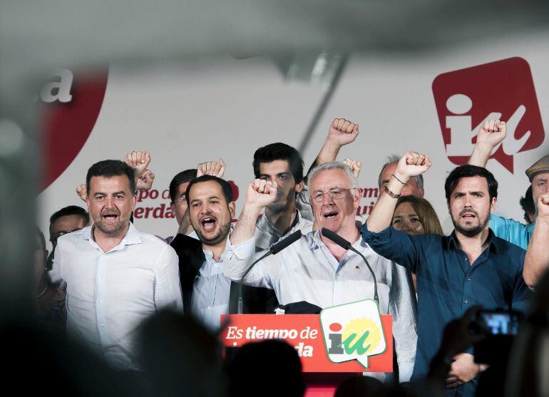 GRA546. SEVILLA, 22/05/2015.- El coordinador federal de IU, Cayo Lara (2d), el candidato de IU a la Presidencia del Gobierno, Alberto Garzón (d), el coordinador general de IU en Andalucía, Antonio Maíllo (i), el candidato de IU a la alcaldía de Sevilla, D